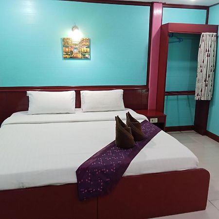 Haad Somboon House Hotel Bang Saphan Exterior photo