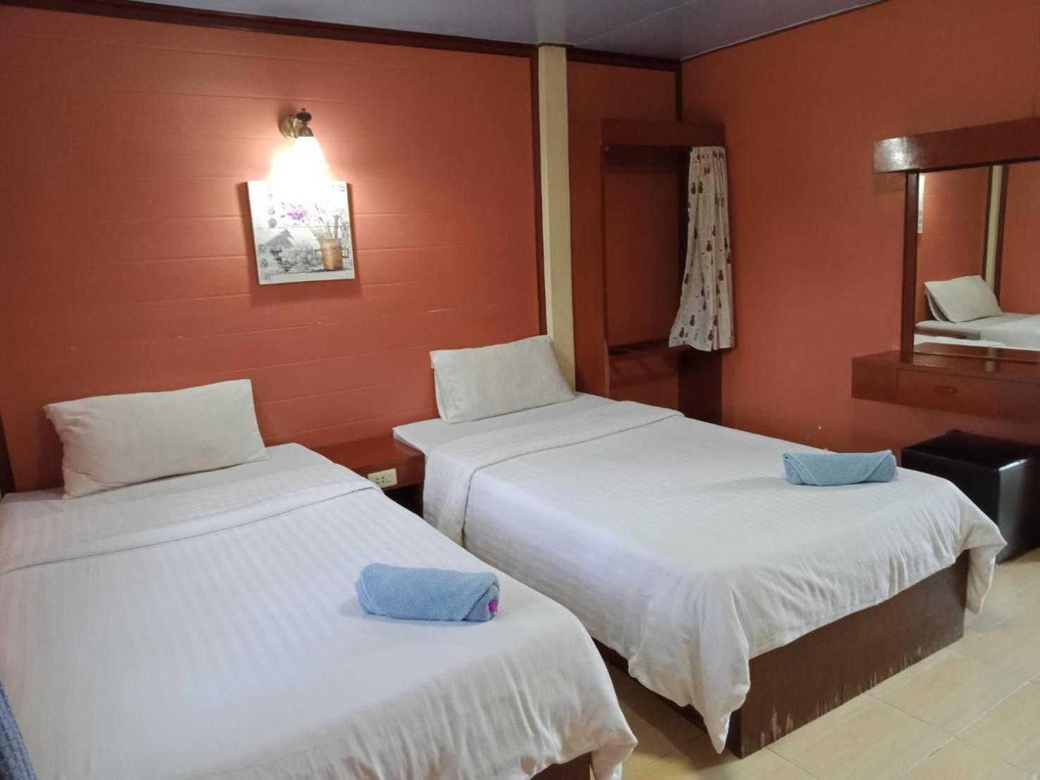 Haad Somboon House Hotel Bang Saphan Exterior photo