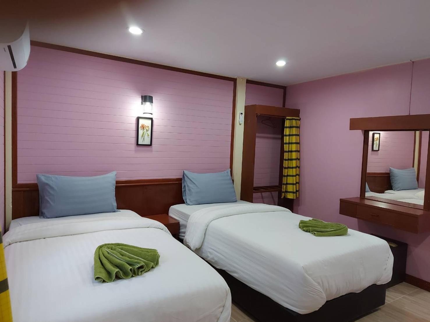 Haad Somboon House Hotel Bang Saphan Exterior photo