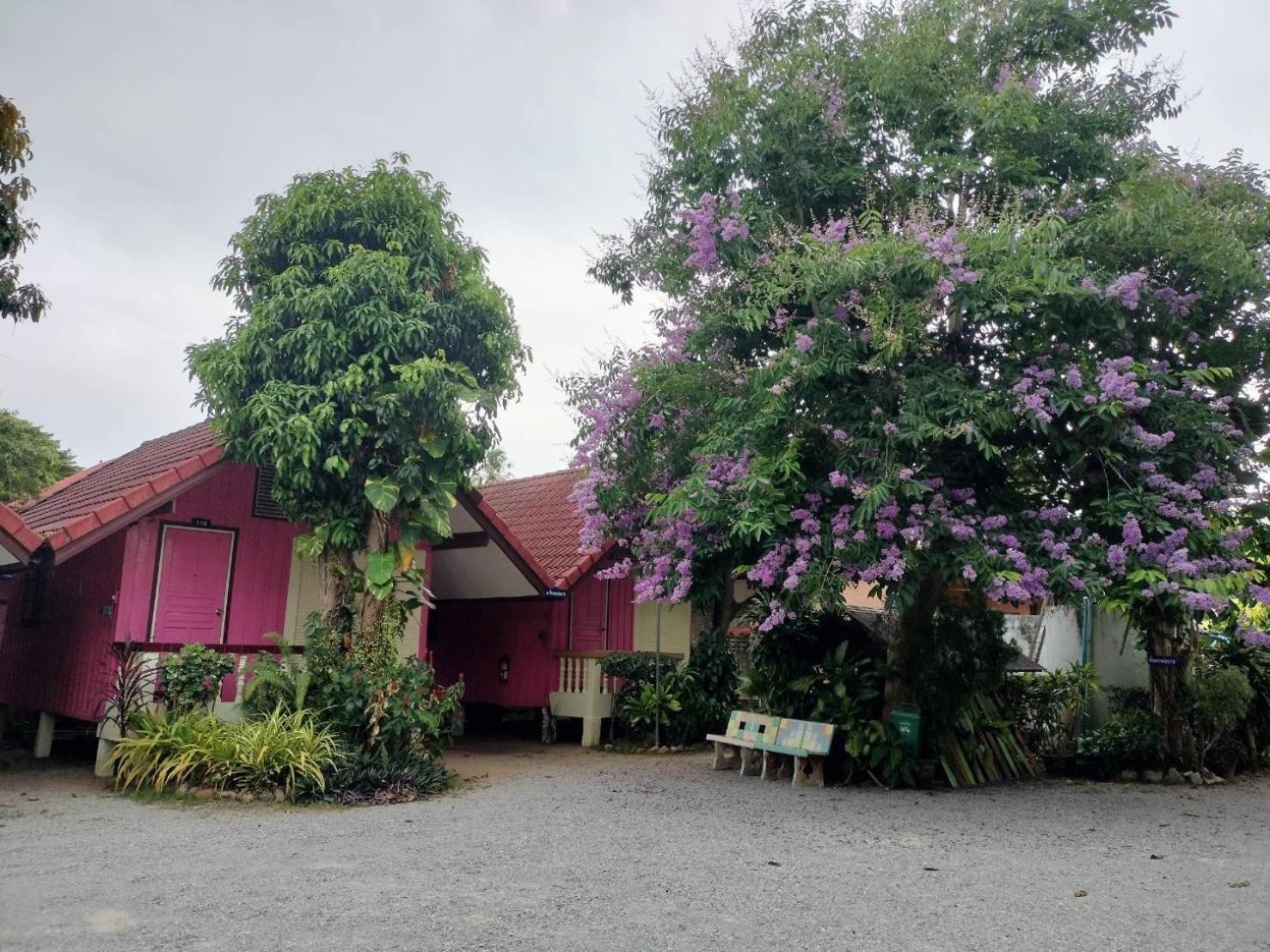 Haad Somboon House Hotel Bang Saphan Exterior photo