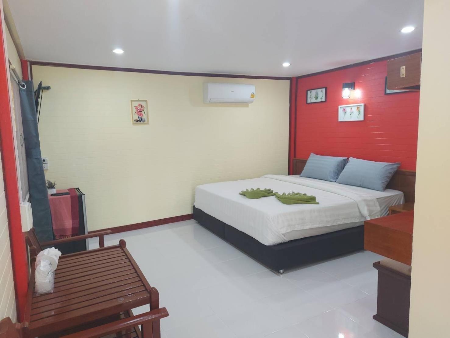 Haad Somboon House Hotel Bang Saphan Exterior photo