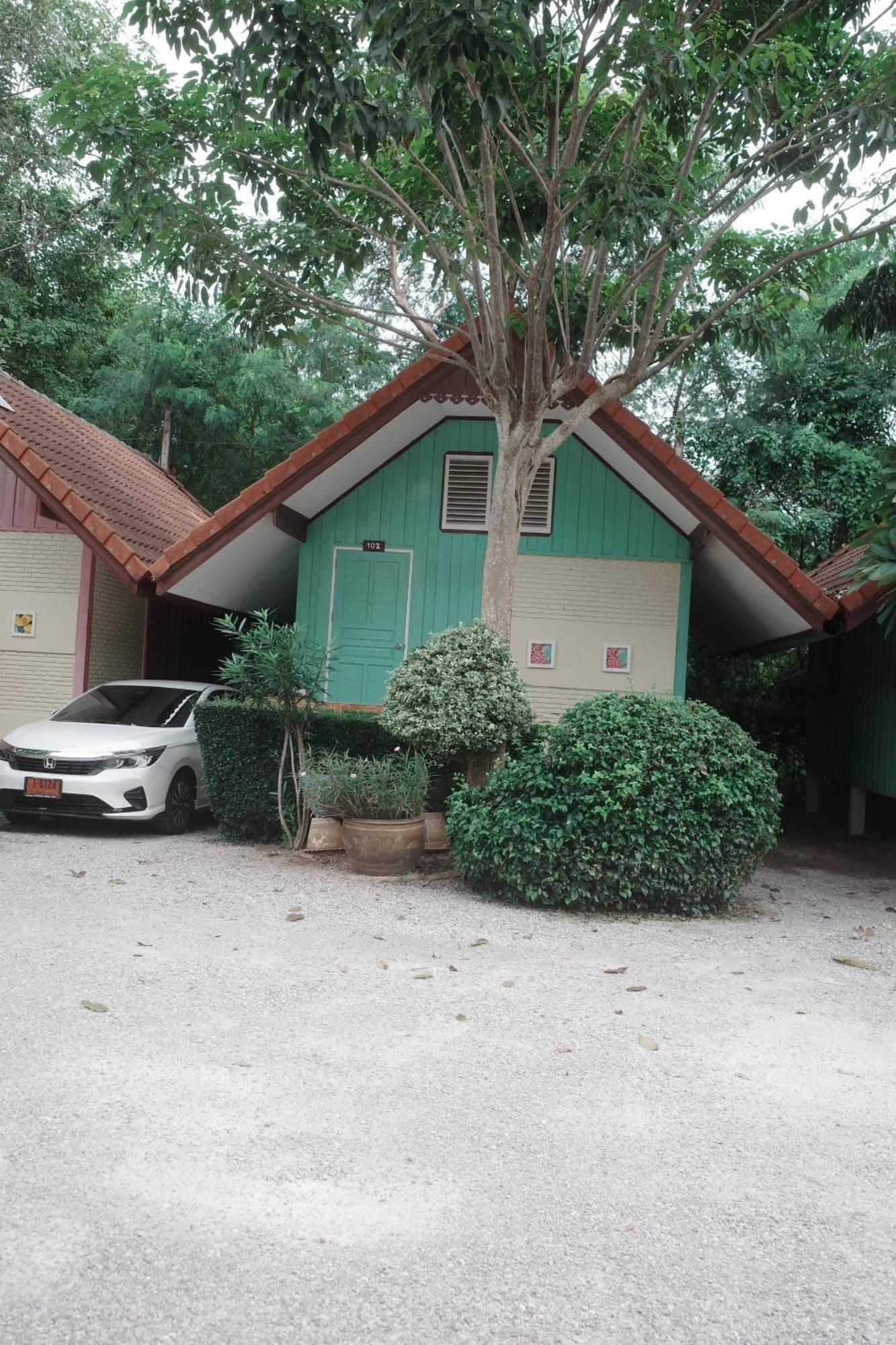 Haad Somboon House Hotel Bang Saphan Exterior photo