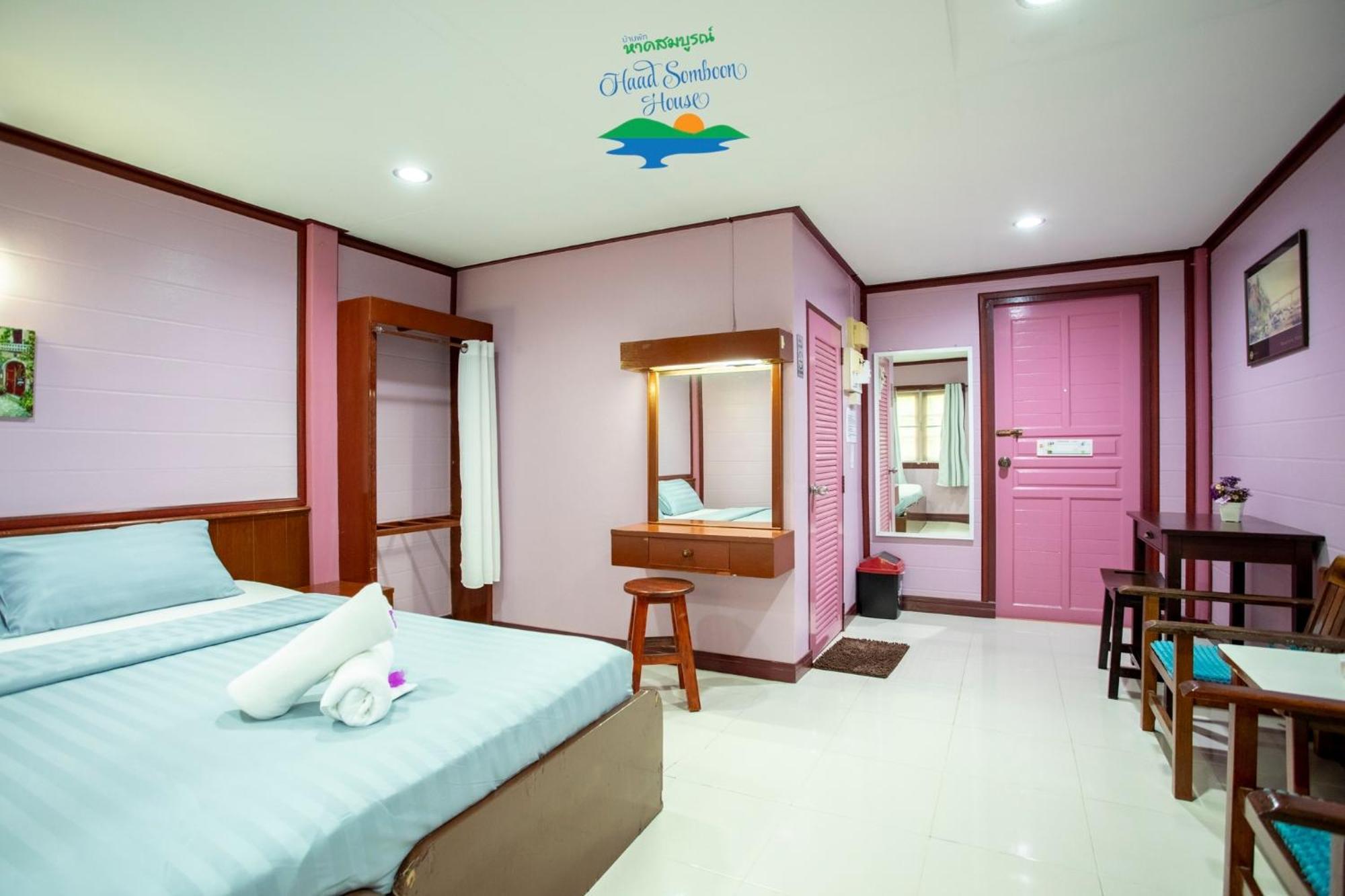 Haad Somboon House Hotel Bang Saphan Exterior photo