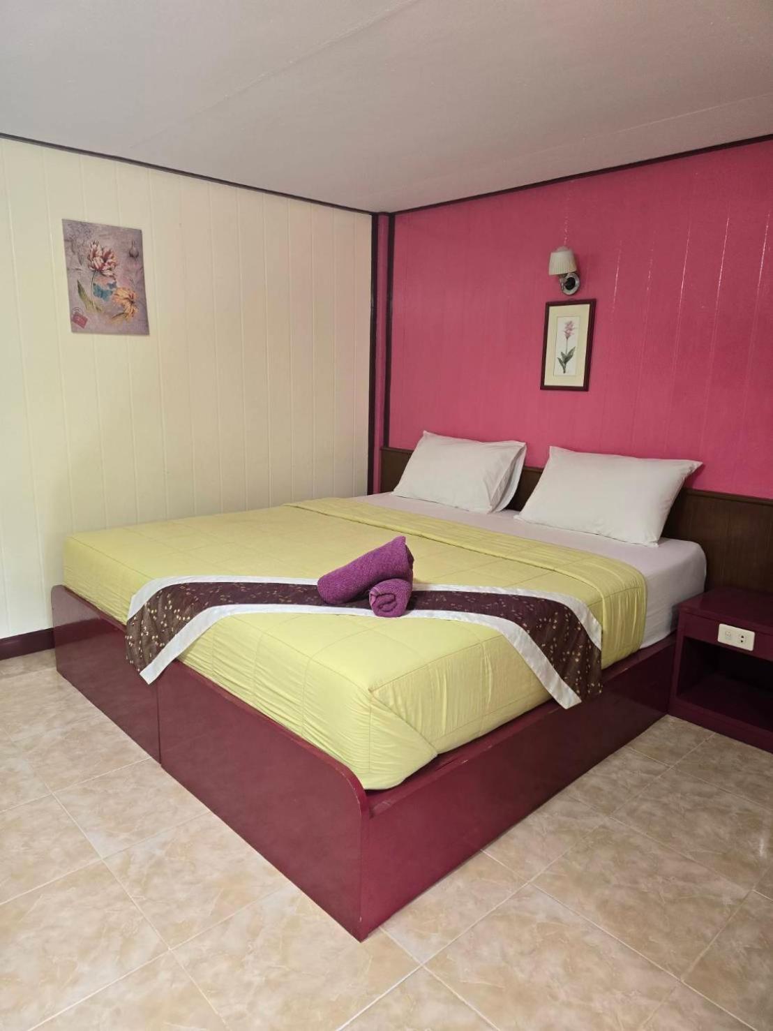 Haad Somboon House Hotel Bang Saphan Exterior photo