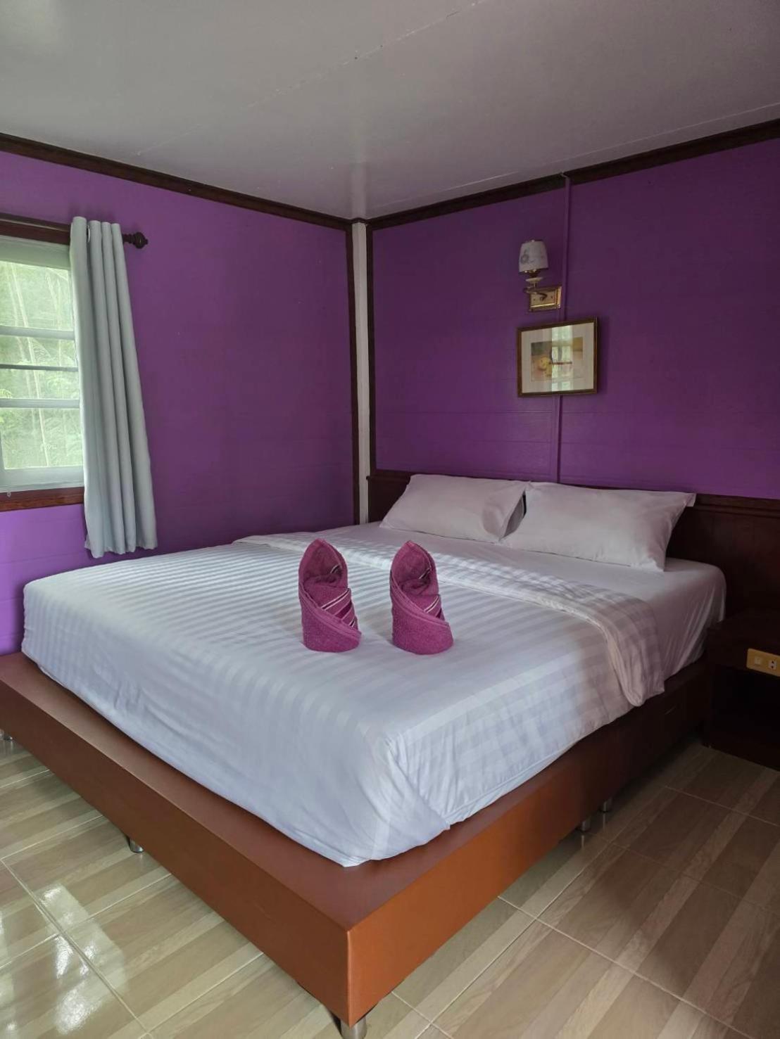 Haad Somboon House Hotel Bang Saphan Exterior photo