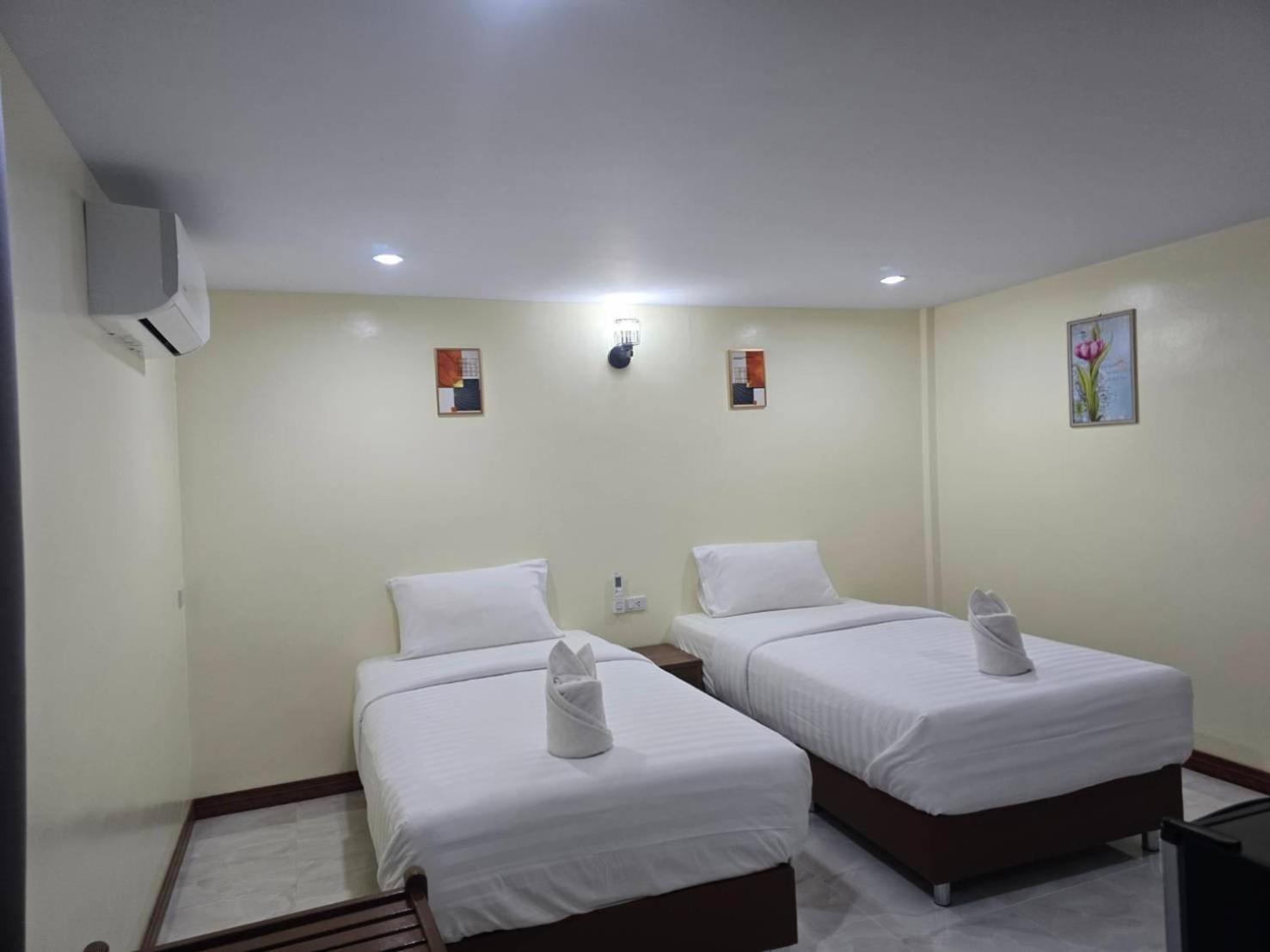 Haad Somboon House Hotel Bang Saphan Exterior photo