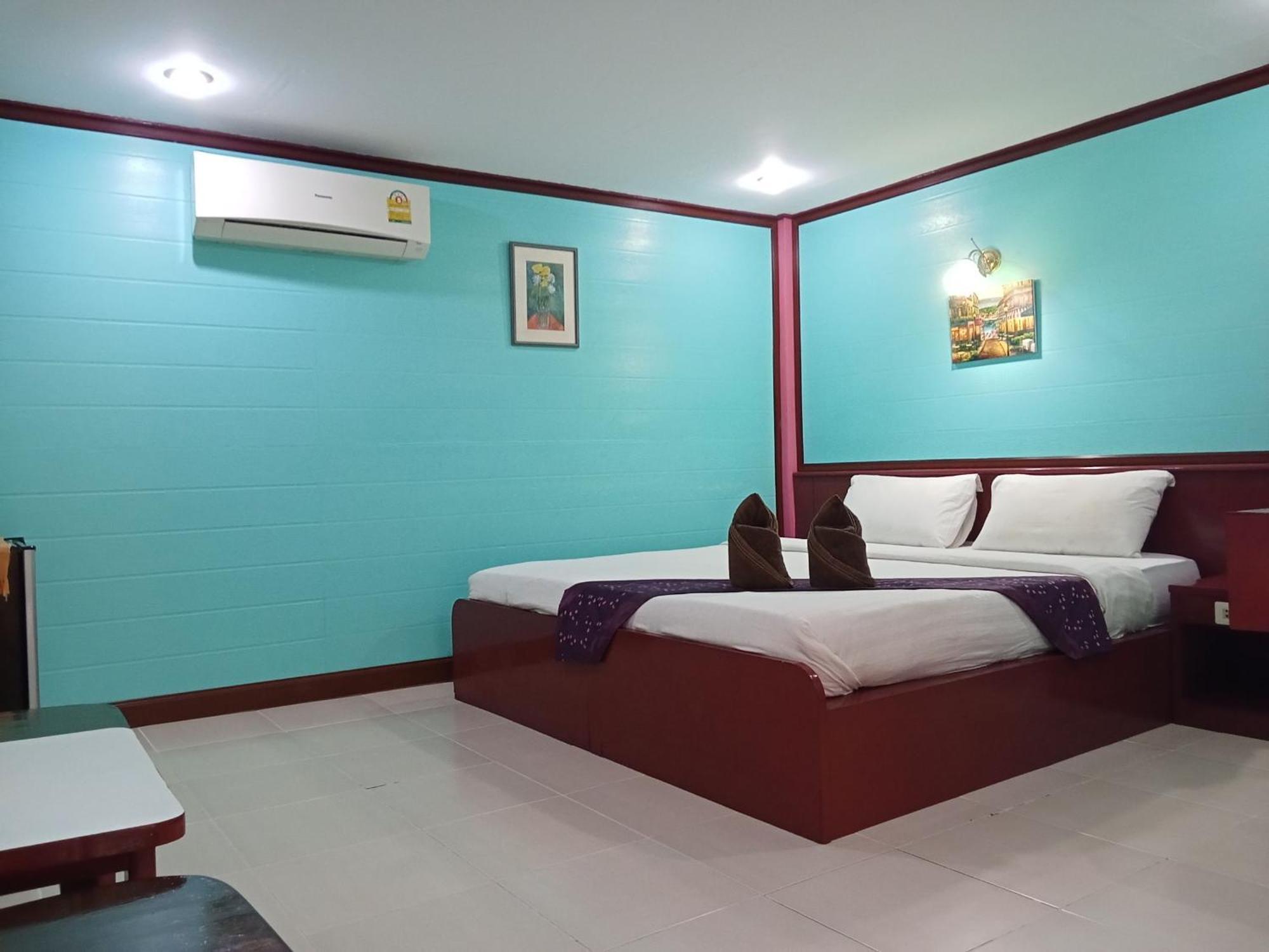 Haad Somboon House Hotel Bang Saphan Exterior photo