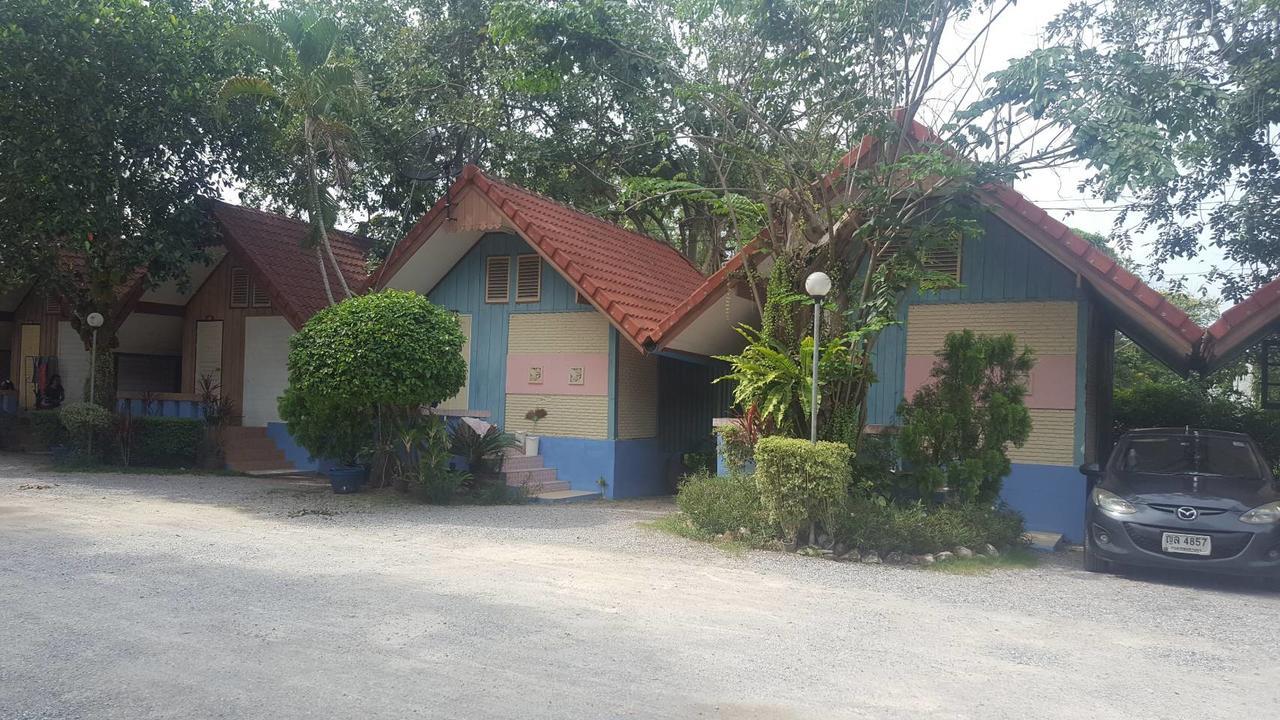 Haad Somboon House Hotel Bang Saphan Exterior photo