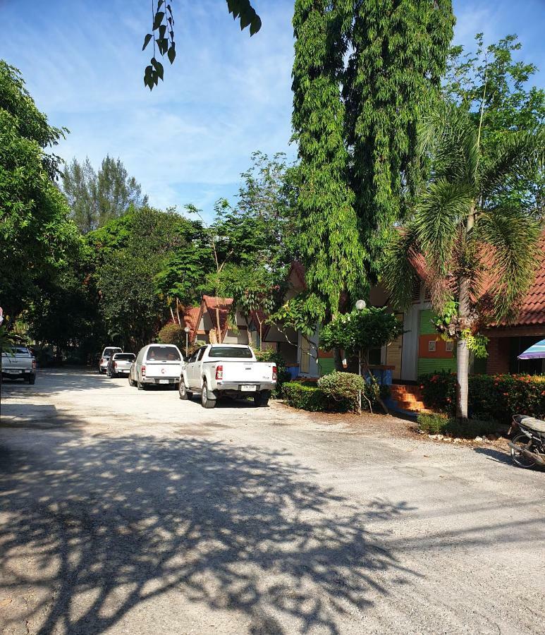 Haad Somboon House Hotel Bang Saphan Exterior photo