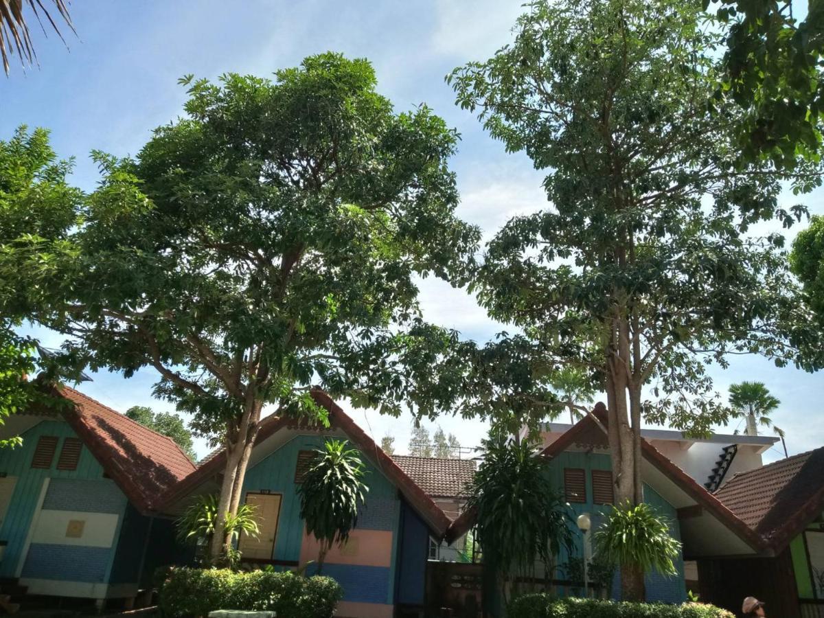Haad Somboon House Hotel Bang Saphan Exterior photo